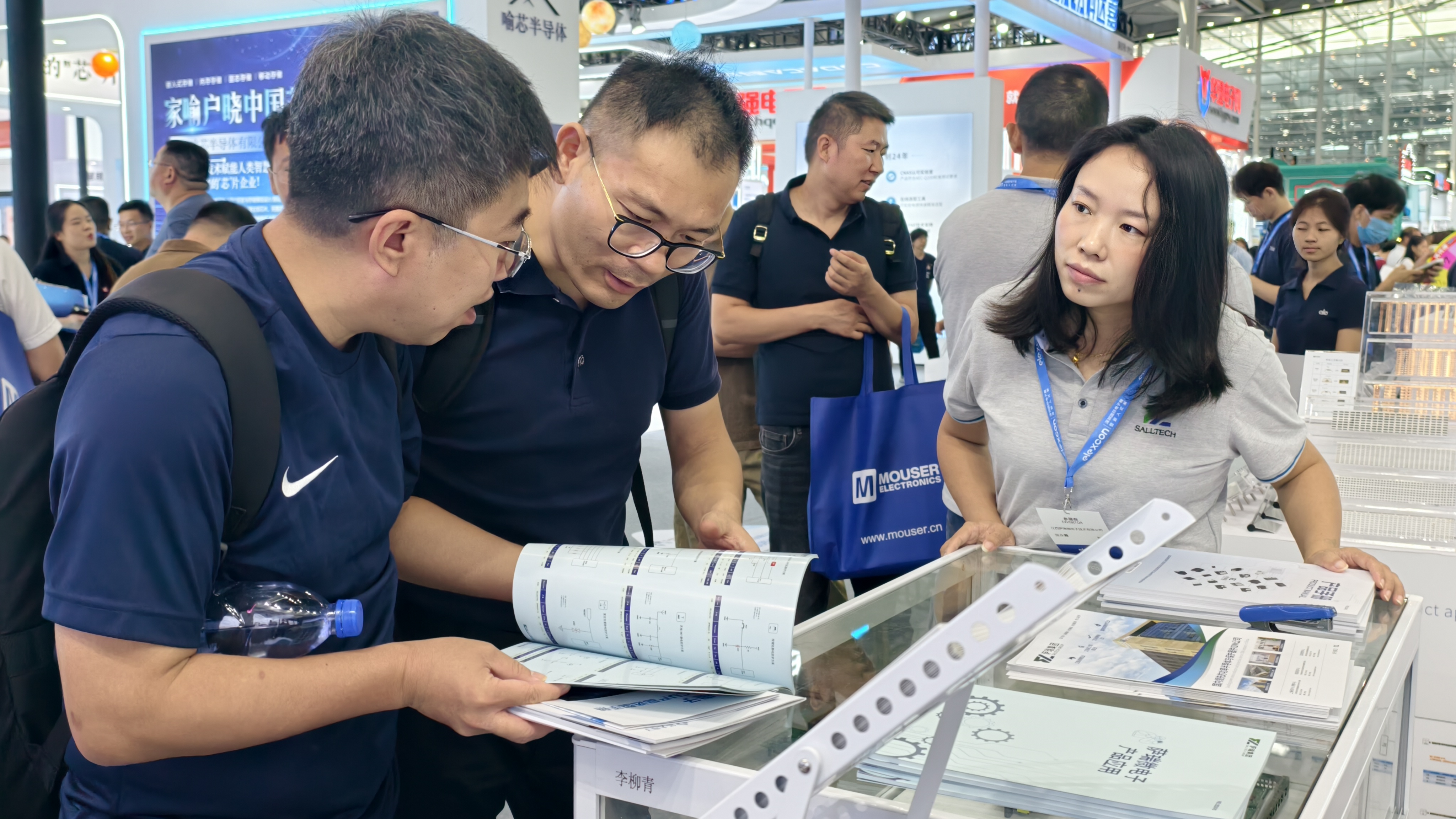 荣耀收官！江西雷火竞技微电子闪耀 2025 深圳电子展并荣获年度大奖